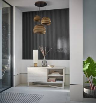 Petite commode design en bois blond avec niche pour meubler et offrir du rangement à son entrée