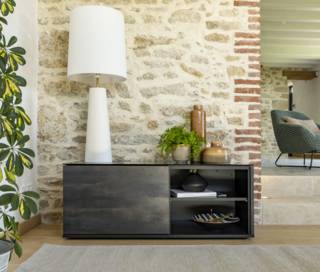 Commode design noire dans une entrée spacieuse