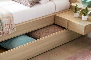 Un lit avec rangements et tiroirs intégrés pour apporter confort et praticité