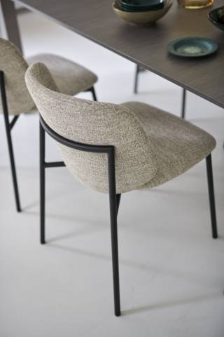 Chaise Versa pieds grège, une nouveauté pour meubler sa salle à manger