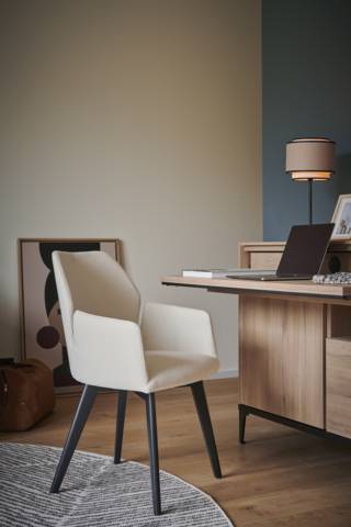 Fauteuil de salle à manger Bridge avec son dossier et ses accoudoirs sculptés offre une assise confortable