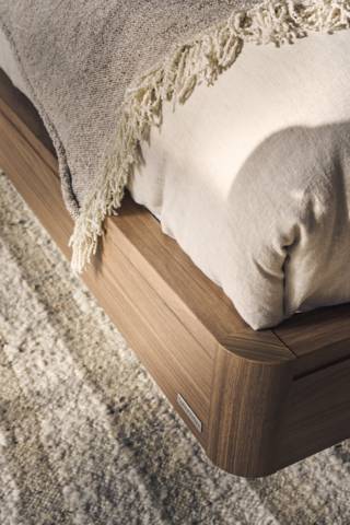 Ambiance feutrée pour cette chambre qui fait la part belle aux textiles chaleureux