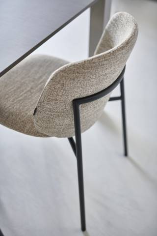 Chaise Versa pieds grège, une nouveauté pour meubler sa salle à manger