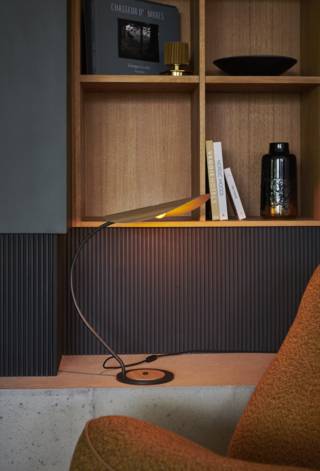 La lampe Lucio Amande de Gautier saura éclairer avec style un bureau dans une chambre