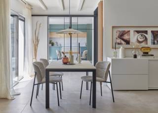 Une table rectangulaire à la fois minimaliste et facile à intégrer