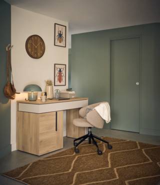 Fauteuil home office Alcyon, design épuré et ergonomique avec pieds alu noir, coque enveloppante et revêtement personnalisable.