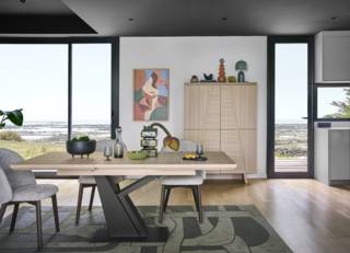 La table rétractable se déploie avec facilité jusque dans le salon