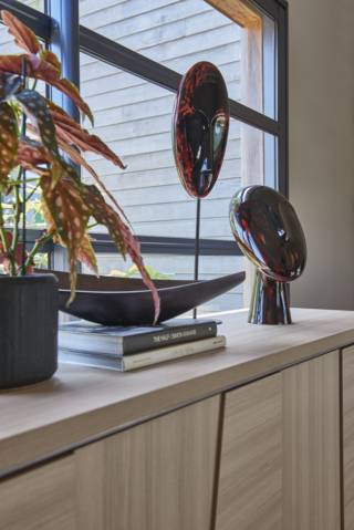 Console design bois clair dans une petite entrée moderne